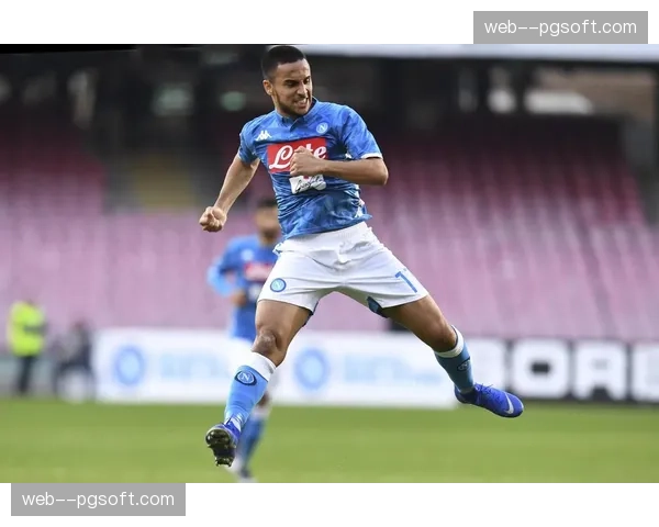 那不勒斯对阵弗罗西诺内，克瓦拉茨赫利亚任意球中柱