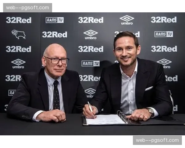 退役球星兰帕德现身科巴姆训练基地指导青训球员